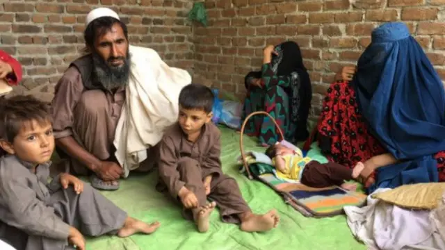 كثير من الأسر تبعثرت على طول الطريق انتظارا للعودة إلى الوطن.