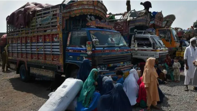 بیشتر از ۲۰۰ کامیون صف کشیده در مرز افغانستان و پاکستان