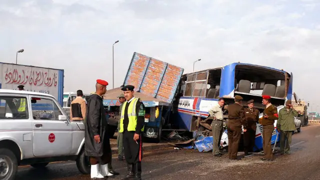 تهالك شبكة الطرق من أهم أسباب حوادث السير في مصر. 