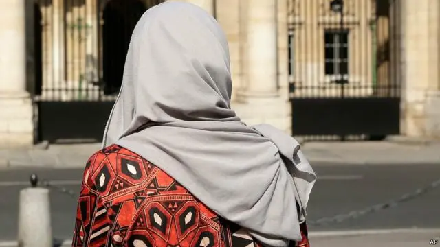 اتوار کو ریسٹورنٹ کے باہر لوگوں نے مظاہرے کیے جس کے بعد مالک نے تمام افراد سے معافی مانگی