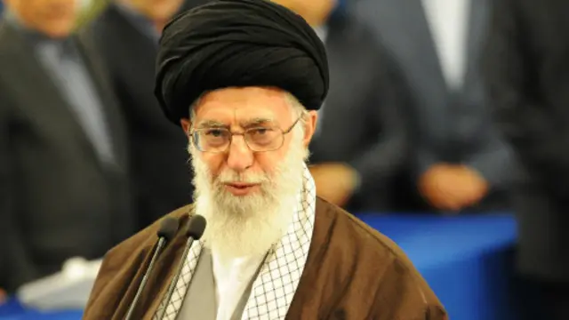  آیت‌الله خامنه‌ای٬ با وجود چون و چراها در باره‌ صلاحیتش برای مرجعیت٬ در حال حاضر رهبر کشور یا «ولی فقیه» است.