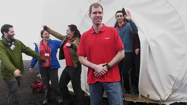 相隔一年後研究員們踏出隔離宿舍。