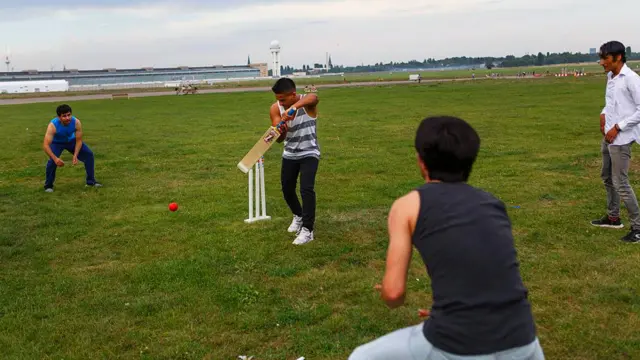 افغان کډوال مهدي اکبري (دویم) برلین کې له نورو کډوالو سره لوبه کوي. 