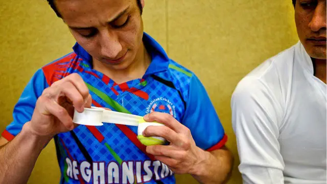 د جرمني لوېدیځ کې یو افغان کډوال د روزنیزې لوبې لپاره چمتووالی نیسي. 