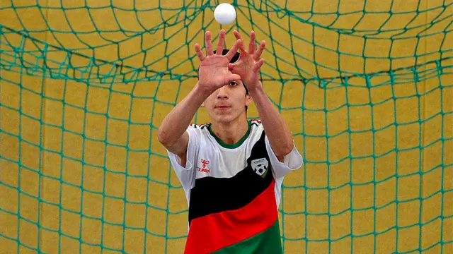 د جرمني لوېدیځ کې افغان کډوالو لوبغاړو ته د جرمني د کریکټ له لوبډلې سره روزنه ورکول کېږي. 