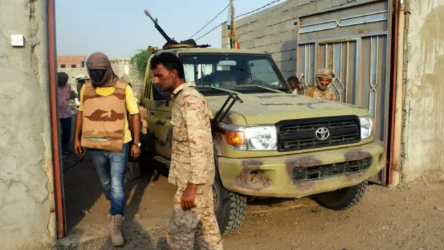 شماری از نیروهای نظامی وفادار به دولت عبدربه منصور در عدن