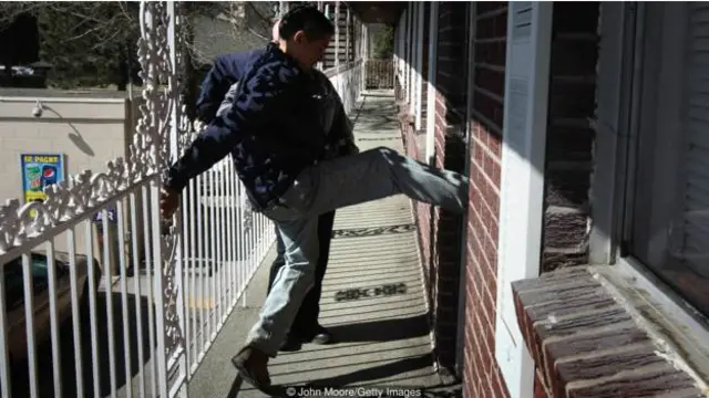 2009年，美国科罗拉多州科罗拉多斯普林斯市上演了驱逐租客的一幕(图片来源John Moore/Getty Images)