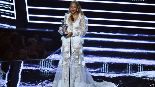 بيونسيه تحمل أحدى جوائزها في المسابقة