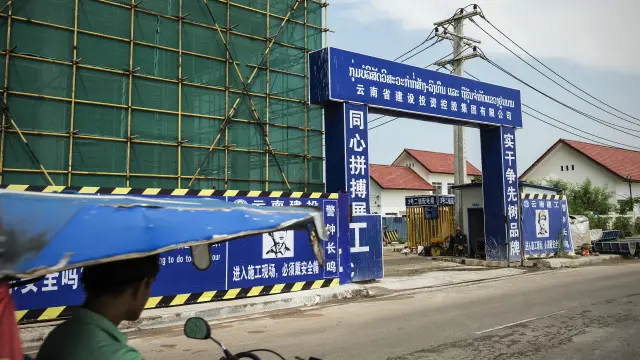 Một công trường xây dựng của Trung Quốc bên sông Mekong, Lào
