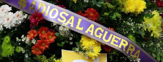 波哥大玻利瓦尔广场上一个写着“再见战争”的花圈（23/6/2016）