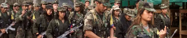 于哥伦比亚南部森林内训练的FARC武装人员（22/6/2001）