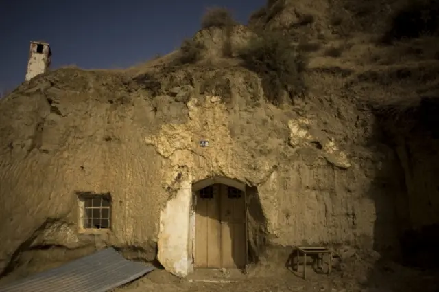 除了地下的家,洞穴里还有教堂、餐厅酒店和度假屋(图片来源:Getty Images)