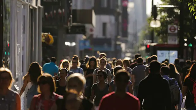 Masih belum cukup data untuk menjelaskan alasan utama antara hubungan kota, tingkat pendidikan dan area ramah pejalan kaki.