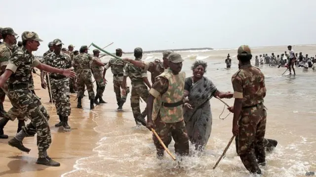 لوگ تمل ناڈو میں ایک جوہری پلانٹ لگائے جانے کے خلاف احتجاجی مظاہرے میں شامل ہوئے تھے، ان کو ’ریاست کے خلاف جنگ چھیڑنے‎‘ کے جرم میں حراست میں لیا گیا