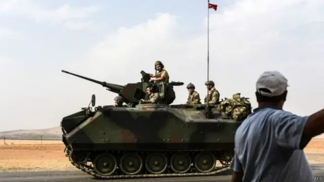 انقرہ کا کہنا ہے کہ اس کا مقصد کرد فورسز اور دولتِ اسلامیہ دونوں کو ہی سرحد سے دور ہٹانا ہے