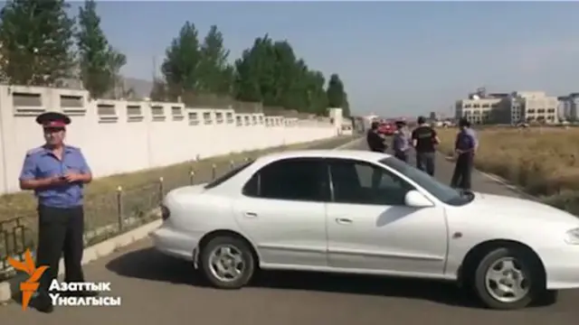 ماموران پلیس راه‌های منتهی به سفارت چین را مسدود کردند