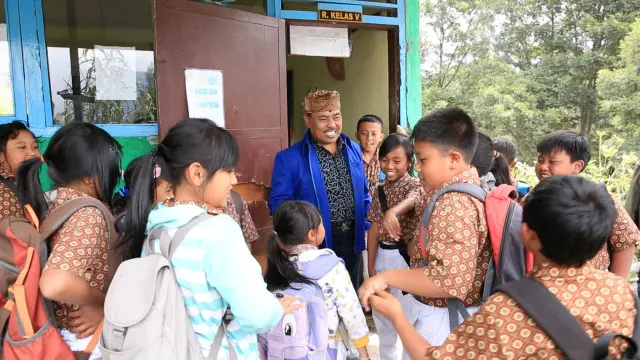 Supoyo bersama anak-anak sekolah dasar di SD Ngadisari I, Probolinggo.