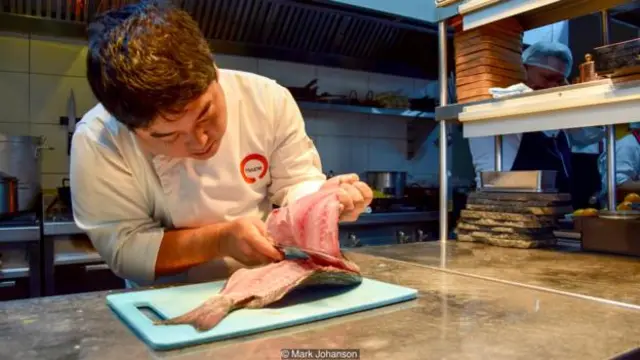 在利马著名的Maido餐厅，可以透过玻璃直接看到厨房内的操作场景(图片来源：Mark Johanson)