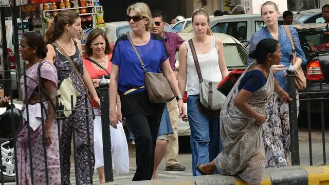 Turis perempuan juga dilarang keluar malam.