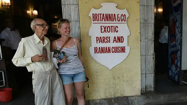 Turis asing berfoto di India.