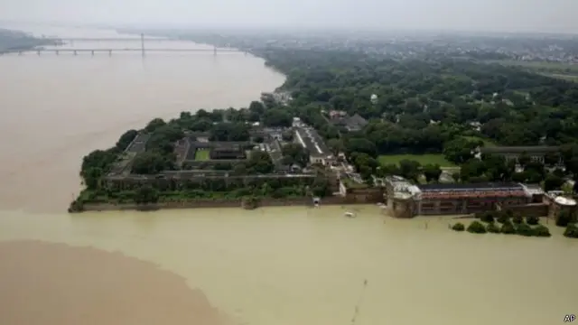 فارکّا بیراج میں بھی کئی مقامات پر خلل پڑا ہے اور ان کے بقول اسی وجہ سے گنگا کا پانی واپس بہار ی جانب بہا اور سیلاب کا باعث بنا