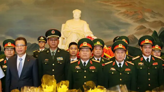 吴春历大将8月30日去天安门广场的毛主席纪念堂献花篮