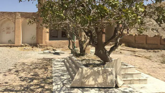 د هرات اطلاعاتو او فرهنګ ریاست وایي؛ ددې ولایت بېلابېلو سیمو کې له مشهورو زیارتونو او د فرهنګي څېرو له قبرونو سلګونه ډبرینې لوحې لوټل شوي.