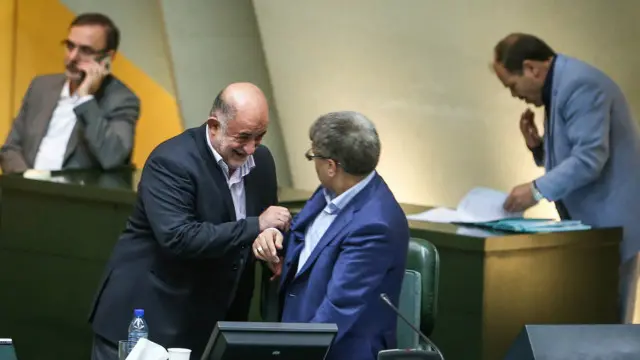 پیشینه نادر قاضی پور، جبهه سیاسی که خود را به آن منتسب می‌کند و مواضع سیاسی او در سال‌های اخیر نشان می‌دهد که او نه علایق هویت طلبانه یا ناسیونالیستی تُرکی دارد و نه با این مواضع شناخته می‌شود.