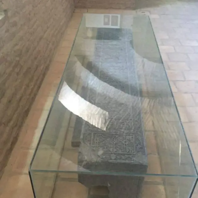 دا د تیموریانو دورې مشهور انځورګر او میناتوریست کمال الدین بهزاد د قبر ډبره ده چې اوس د هرات موزیم کې ساتل کېږي