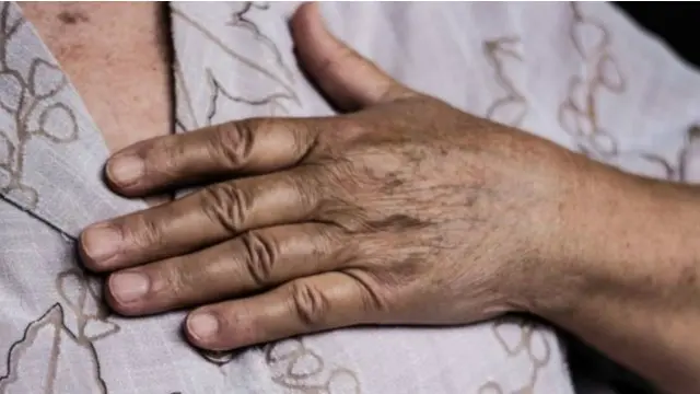 أمراض القلب لا تظهر فجأة ويكون هناك الكثير من الأعراض مثل ضيق الصدر وكأن طفل صغير يجلس عليه