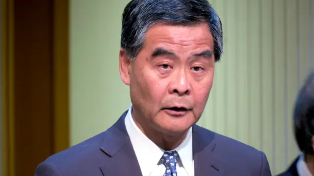 梁振英在香港政府總部會見記者（BBC中文網圖片6/7/2016）