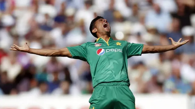 پاکستان کی جانب سے محمد نواز نے ایک اور حسن علی نے دو وکٹیں حاصل کی۔