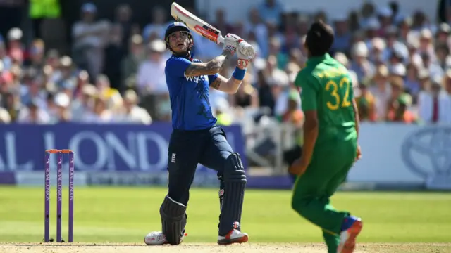 اس سے پہلے انگلینڈ نے پاکستان کو جیتنے کے لیے 445 رنز کا ہدف دیا۔
