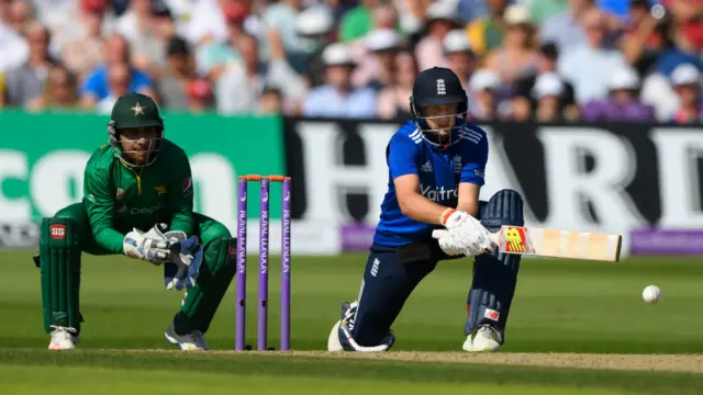  جو روٹ 85 کے انفرادی سکور پر محمد نواز کی گیند پر سرفراز کے ہاتھوں آؤٹ ہوئے۔