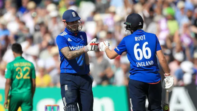  ایلکس ہیلز اور جو روٹ نے200 سے زائد رنز کی شراکت قائم کی۔