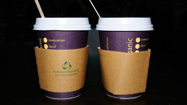 三個尾巴咬著尾巴的三角箭頭標誌著紙杯可以回收處理。實際上可以回收的就只是紙套，咖啡紙杯本身，無法回收。
