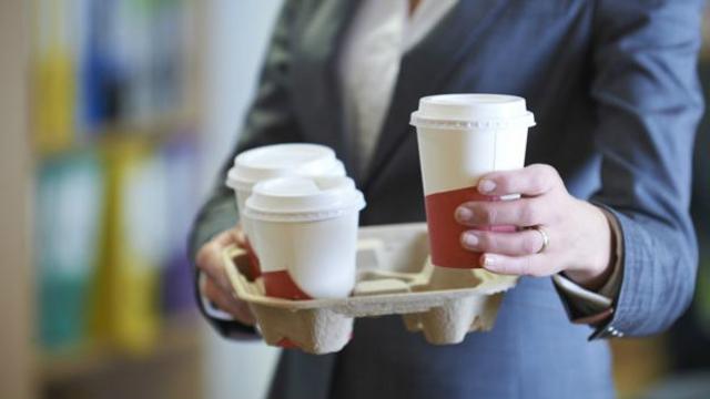 英國人離不開咖啡，邊走邊喝，一天裏仍掉的咖啡紙杯約700萬個，一年就是約25億個！