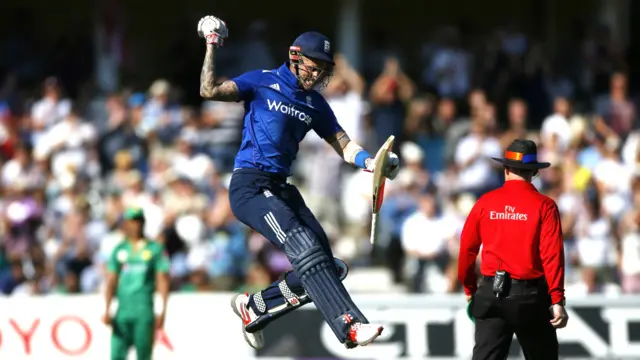 انگلینڈ کی اننگز کی خاص بات ایلکس ہیلز نے چار چھکوں اور 22 چوکوں کی مدد سے 171 رنز کی عمدہ اننگز کھیلی۔ یہ کسی بھی انگلش بلے باز کا ایک روزہ کرکٹ میں سب سے بڑا انفرادی سکور ہے۔