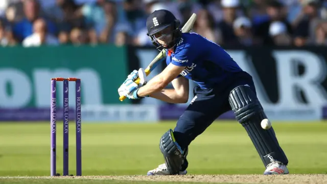 ایئن مورگن اور بٹلر نے دھواں دار بیٹنگ کرتے ہوئے 100 سے زائد رنز کی شراکت قائم کی ہے۔ ایئن مورگن 57 اور بٹلر 90 رنز کے ساتھ ناٹ آؤٹ رہے۔