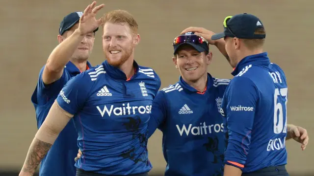 انگلینڈ کی جانب سے کرس ووکس نے چار، عادل رشید نےدو، بین سٹوکس، پلنکٹ، معین علی اور مارک وڈ نے ایک، ایک کھلاڑی کو آؤٹ کیا