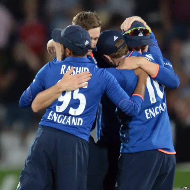 انگلینڈ کی جانب سے کرس ووکس نے چار، عادل رشید نےدو، بین سٹوکس، پلنکٹ، معین علی اور مارک وڈ نے ایک، ایک کھلاڑی کو آؤٹ کیا۔