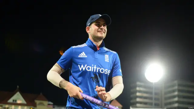 انگلینڈ کے ایلکس ہیلز کو میچ کا بہترین کھلاڑی قرار دیا گیا۔