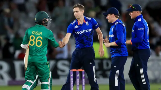  ناٹنگھم میں کھیلے جانے والے تیسرے ایک روزہ کرکٹ میچ میں انگلینڈ نے پاکستان کو 169 رنز سے شکست دے کر پانچ ایک روزہ میچوں کی سیریز تین صفر سے جیت لی ہے۔