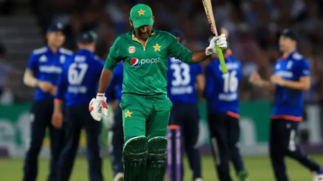 پاکستان کی پوری ٹیم نے 42.4 اوورز میں 275 رنز بنا کر پویلین لوٹ گئی۔