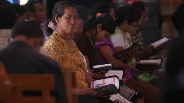 Usaha rumput laut adalah tambang emas bagi Daniel Sanda dan istrinya, Victor. 
