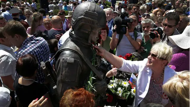 За два роки російської анексії Криму там з'явився пам'ятник "ввічливим людям" - військовим без розпізнавальних знаків, які спочатку називали себе "самообороною Криму"