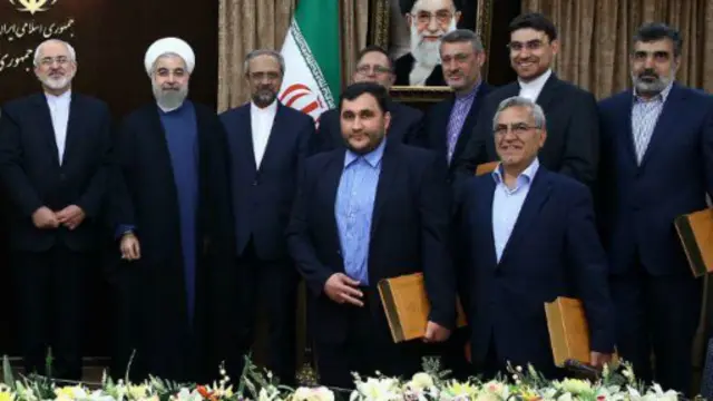 از راست عبدالرسول دری اصفهانی (نفر اول در ردیف پایین) و حمید بعیدی نژاد (نفر سوم در ردیف بالا) در مراسم تقدیر حسن روحانی از مذاکره کنندگان گروه اتمی