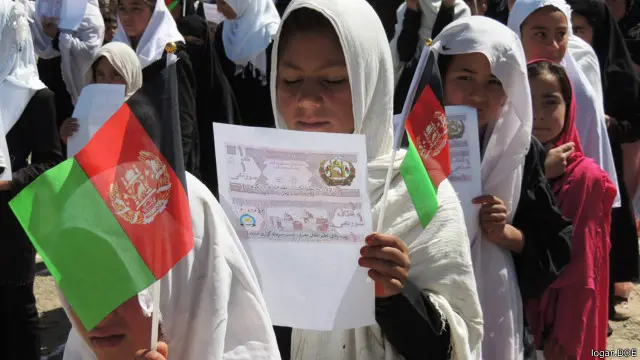 لوګر کې ۳۰۷ ښوونځي شته چې ۱۱۷ یې ودانۍ نه لري. هلته ۱۵۰ زره زده کوونکي زده کړې کوي چې ۵۰ زره یې نجونې دي