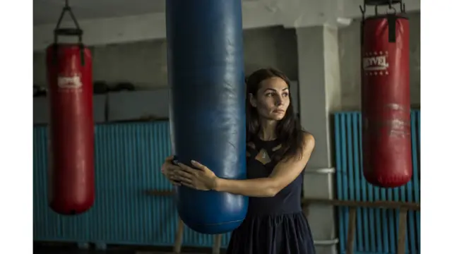 Олена біля боксерської груші в спортзалі, де тренувався її чоловік Сергій, який зник узимку 2015 року. Дружина знає, що чоловік потрапив під обстріл, однак ДНК-аналіз показав, що серед загиблих його не було. 