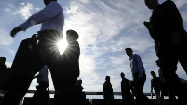 经过伦敦桥的通勤人流(图片来源：In Pictures Ltd./Corbis/ Getty Images)